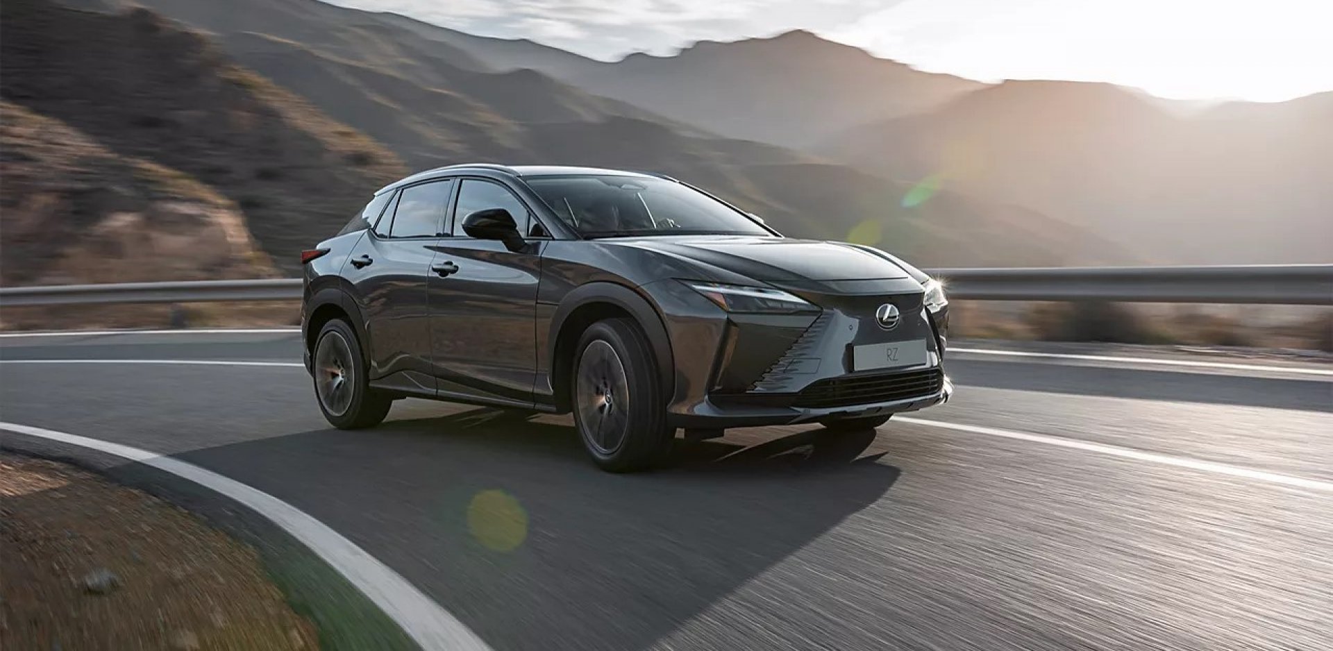 Visiškai elektrinis Lexus RZ